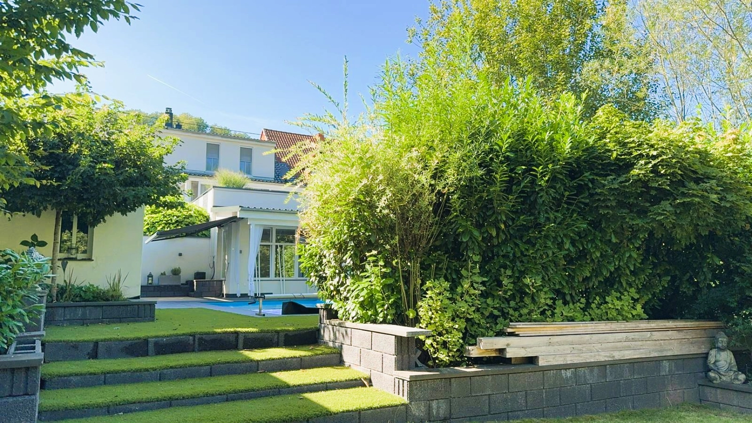 Lo Porto & Partner - Immobilien - Hausgarten, grüne Grasbetttreppe