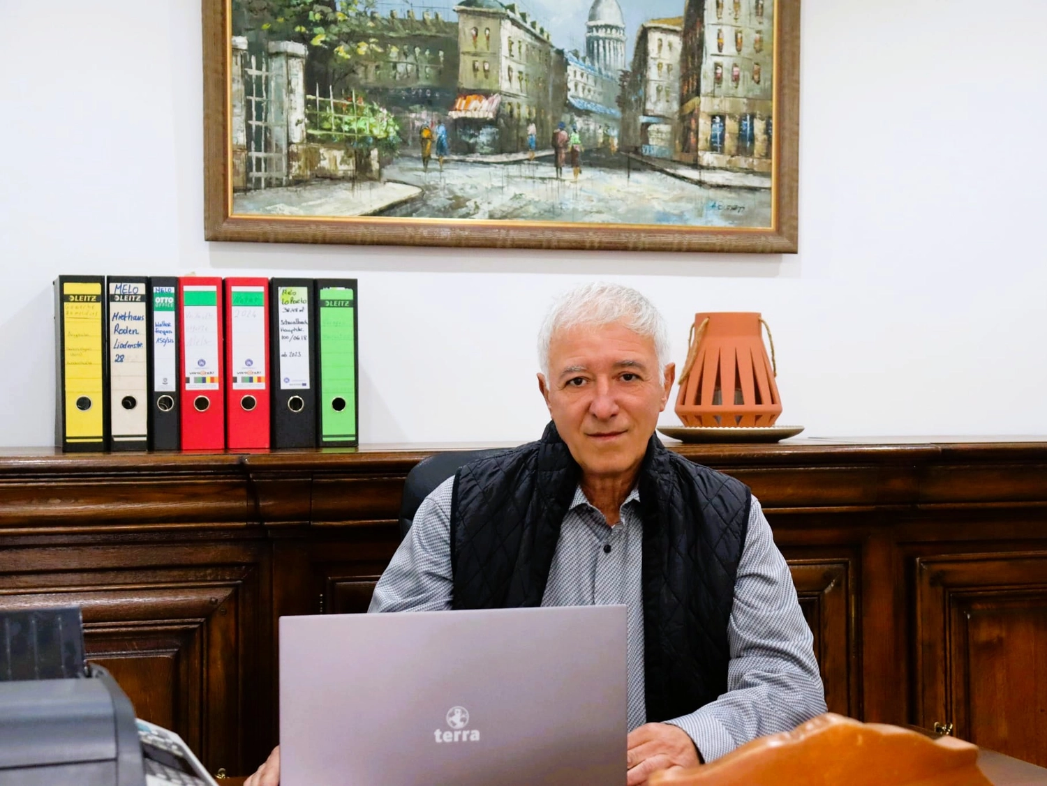 Lo Porto & Partner - Immobilien - Carmelo Lo Porto sitzt im Büro